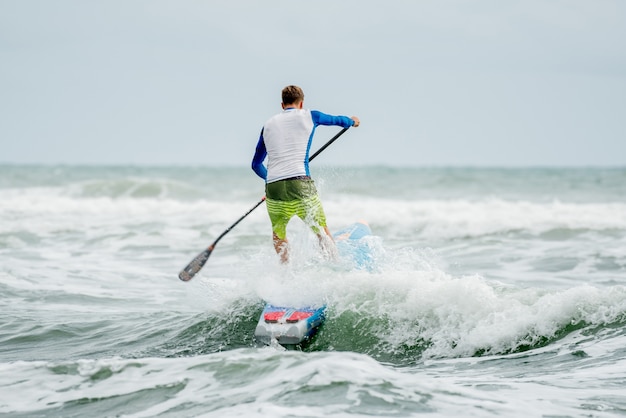 Profissional de stand up paddle atlete para sup station koh chang