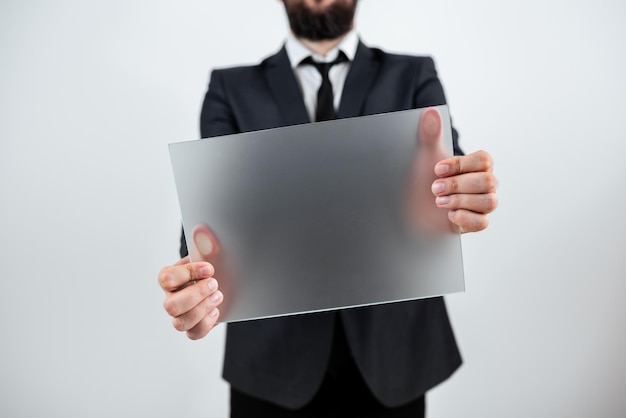 Profissional masculino segurando cartaz em branco e exibindo dados de negócios empresário vestindo terno mostrando placa retangular para marketing e publicidade da empresa