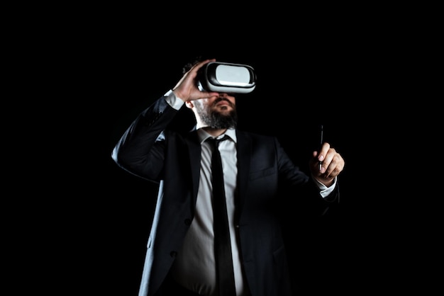 Profissional masculino usando óculos de realidade virtual segurando caneta e apresentando tecnologia moderna de aprendizagem empresário vestindo terno tendo treinamento através do simulador