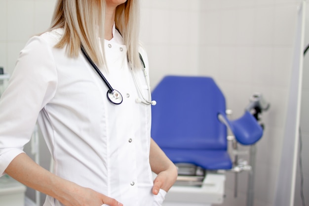 Foto profissional, médico, médico, ginecologista, doutor uniforme branco, em, clínica, hospitalar