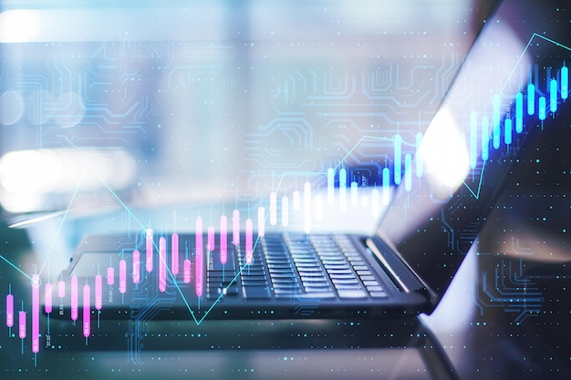 Profitables algorithmisches Handelskonzept mit digital wachsendem Forex-Chart-Kandelstock und -Schaltung im Laptop-Hintergrund