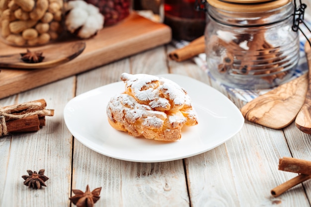 Profiterole espolvoreado con azúcar en polvo