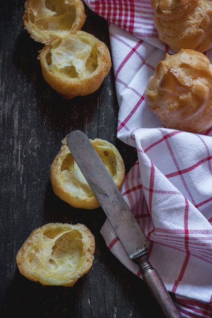 Profiteroles bereit zu stopfen