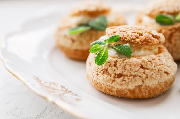 Profiteroles caseros en la partitura con notas.