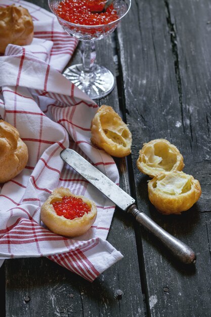 Profiteroles con caviar rojo