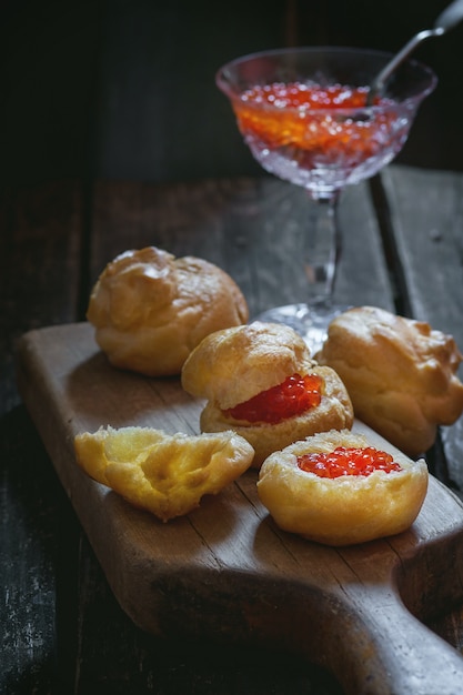 Profiteroles con caviar rojo