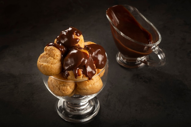 Profiteroles cobertos com calda de chocolate