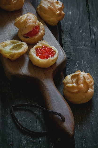 Profiteroles com caviar vermelho