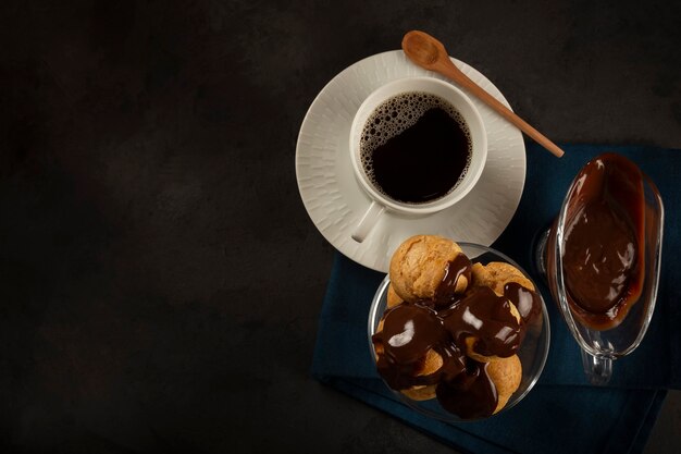 Profiteroles deliciosos com café na mesa