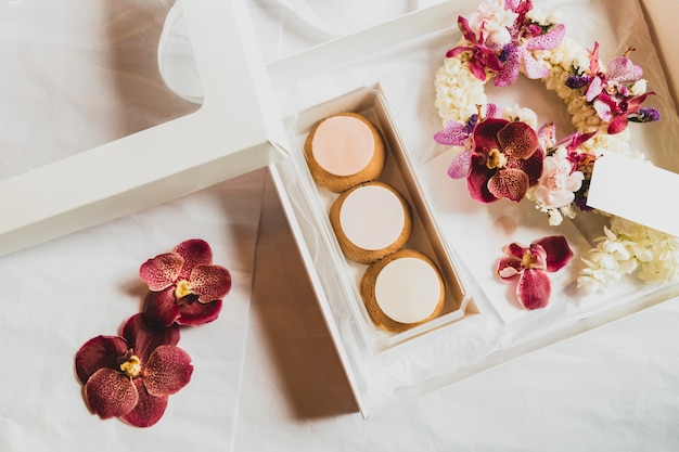 Profiteroles franceses en caja de regalo con flor para la ubicación.