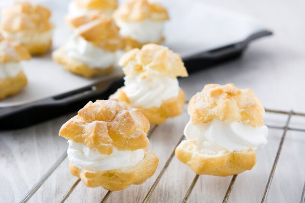 Profiteroles frescos con crema