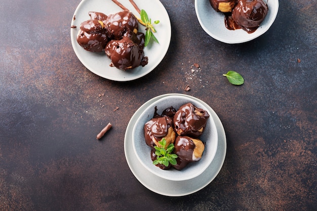 Profiteroles italianos tradicionais da sobremesa