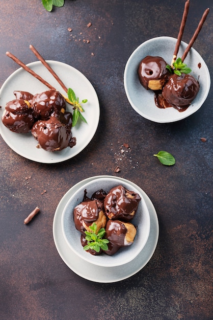 Profiteroles italianos tradicionais da sobremesa