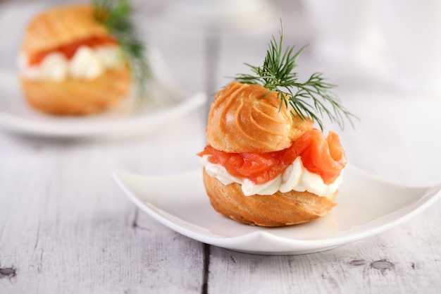 Profiteroles mit Lachs