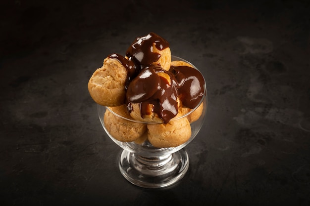 Profiteroles überzogen mit Schokoladensauce