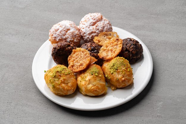 Profitroles auf weißer Platte auf Steintisch