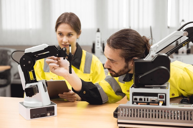 Programa de robótica industrial estudiantes universitarios aprenden educación ensamblaje mecánico con Robot Plataforma de capacitación universal modelo de simulación de brazo robótico en el laboratorio de ingeniería clase