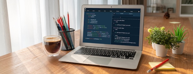 Programação de desenvolvimento de software na tela do computador para aplicação moderna