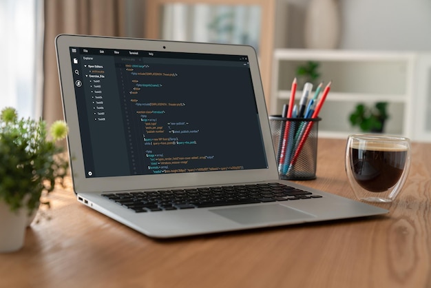 Programação de desenvolvimento de software na tela do computador para aplicação moderna