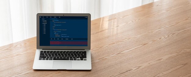 Programação de desenvolvimento de software na tela do computador para aplicativos modernos e codificação de programas