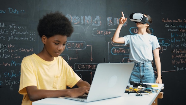 Foto programação estudantil e sistema de codificação enquanto a menina entra no metaverso edificação