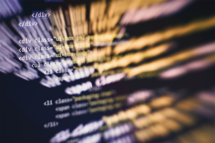 Foto la programación de computadoras a menudo abreviada a programación es un proceso para la formulación original de un problema de computación en programas de computadora ejecutables tales como análisis, desarrollo, algoritmos y verificación.