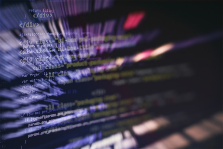 Foto la programación de computadoras a menudo abreviada a programación es un proceso para la formulación original de un problema de computación en programas de computadora ejecutables tales como análisis, desarrollo, algoritmos y verificación.