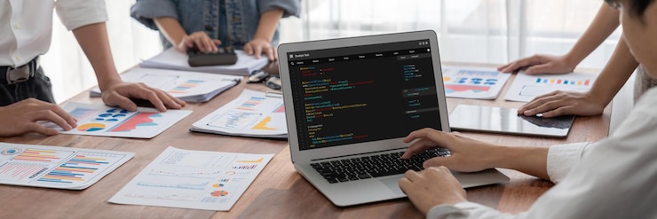 Foto programación de desarrollo de software en la pantalla de la computadora para una aplicación rápida
