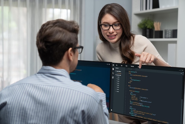 Programación de desarrollo de software en la pantalla de la computadora para una aplicación rápida