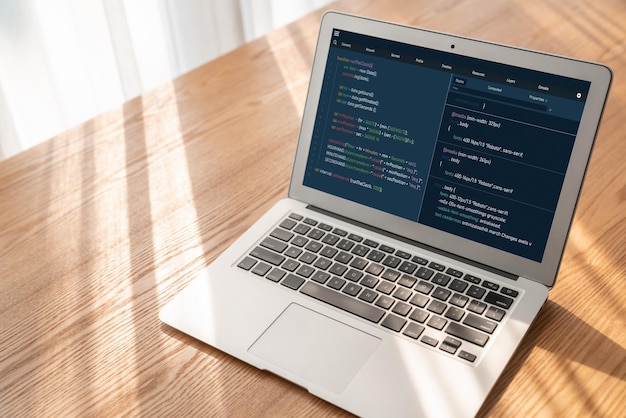 Programación de desarrollo de software en la pantalla de la computadora para aplicaciones modernas