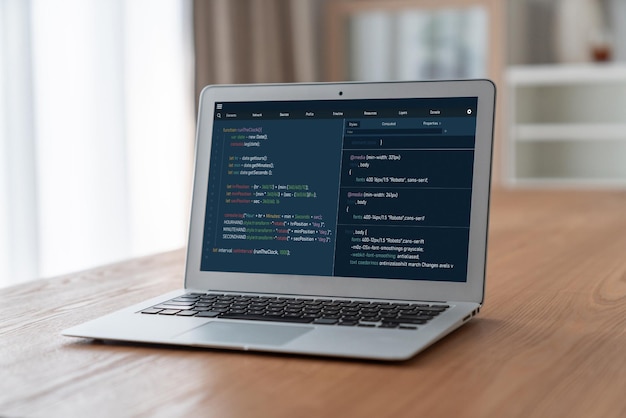 Programación de desarrollo de software en la pantalla de la computadora para aplicaciones modernas