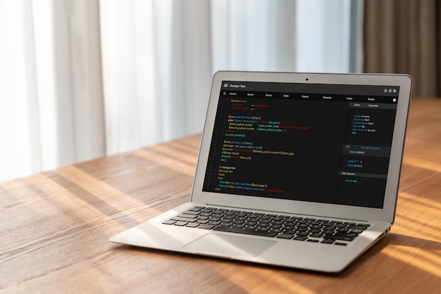 Programación de desarrollo de software en la pantalla de la computadora para aplicaciones modernas