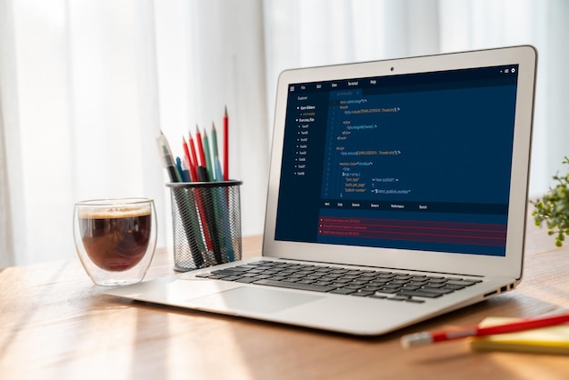 Programación de desarrollo de software en la pantalla de la computadora para aplicaciones modernas