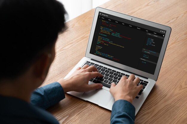 Programación de desarrollo de software en la pantalla de la computadora para aplicaciones modernas