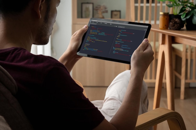 Programación de desarrollo de software en la pantalla de la computadora para aplicaciones modernas