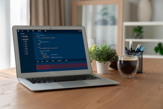 Programación de desarrollo de software en la pantalla de la computadora para aplicaciones modernas