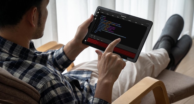 Programación de desarrollo de software en la pantalla de la computadora para aplicaciones modernas