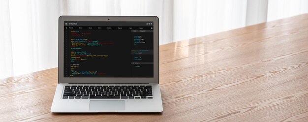 Programación de desarrollo de software en la pantalla de la computadora para aplicaciones modernas