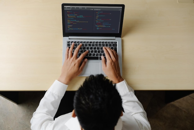 Programación de desarrollo de software en la pantalla de la computadora para aplicaciones modernas