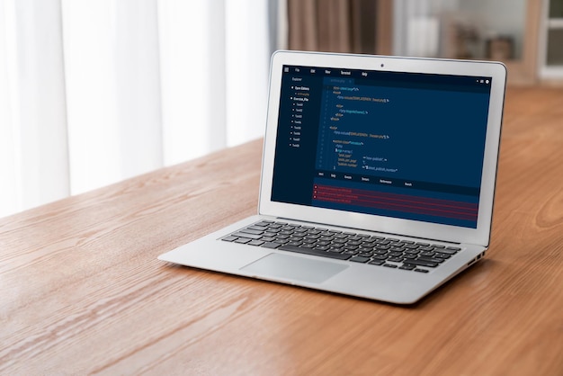 Programación de desarrollo de software en la pantalla de la computadora para aplicaciones modernas
