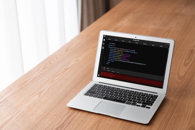 Programación de desarrollo de software en la pantalla de la computadora para aplicaciones modernas