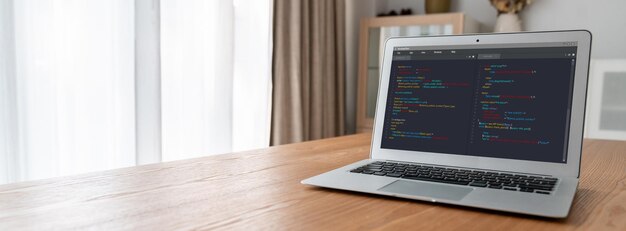 Programación de desarrollo de software en la pantalla de la computadora para aplicaciones modernas