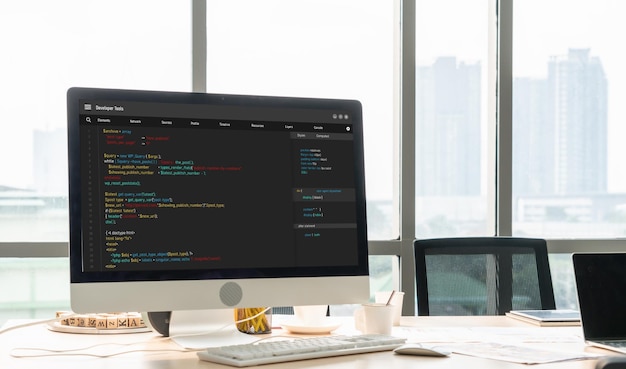 Programación de desarrollo de software en la pantalla de la computadora para aplicaciones modernas