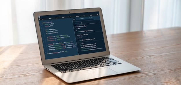 Programación de desarrollo de software en la pantalla de la computadora para aplicaciones modernas