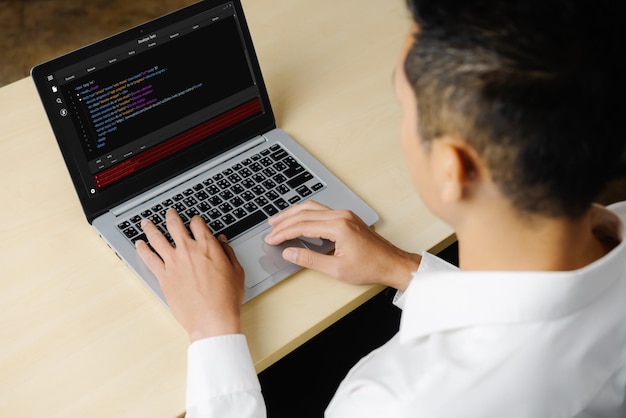 Programación de desarrollo de software en la pantalla de la computadora para aplicaciones modernas