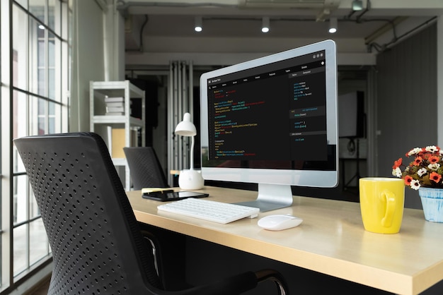 Programación de desarrollo de software en la pantalla de la computadora para aplicaciones modernas