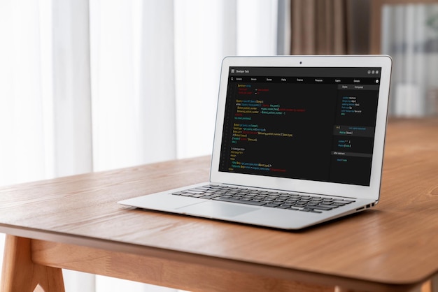 Programación de desarrollo de software en la pantalla de la computadora para aplicaciones modernas