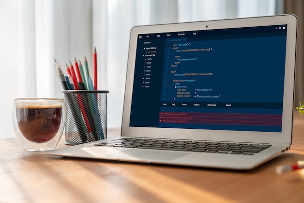 Programación de desarrollo de software en la pantalla de la computadora para aplicaciones modernas