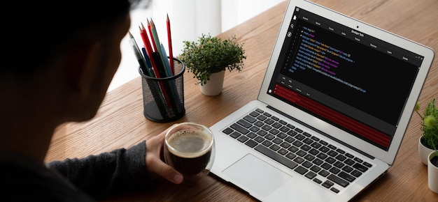 Programación de desarrollo de software en la pantalla de la computadora para aplicaciones modernas