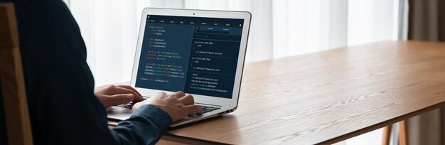 Programación de desarrollo de software en la pantalla de la computadora para aplicaciones modernas